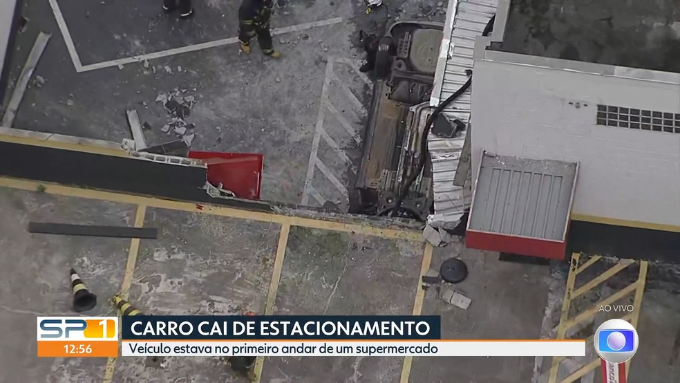 Carro cai de estacionamento de supermercado — Foto: Reprodução/TV Globo
