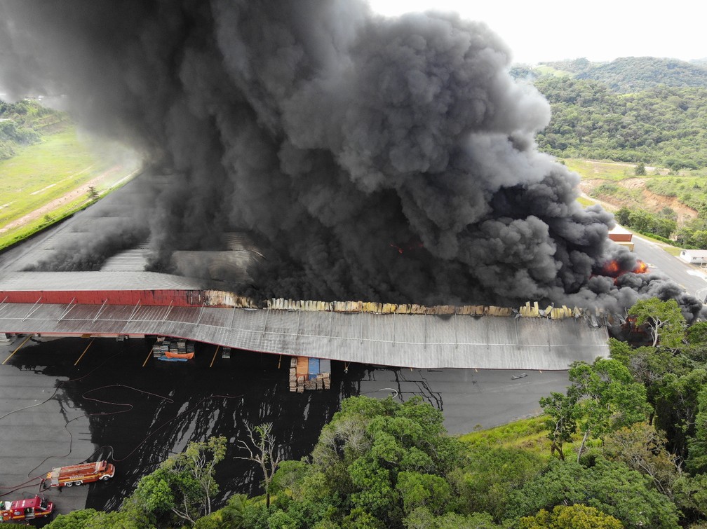 Empresa de tecidos pega fogo em Navegantes