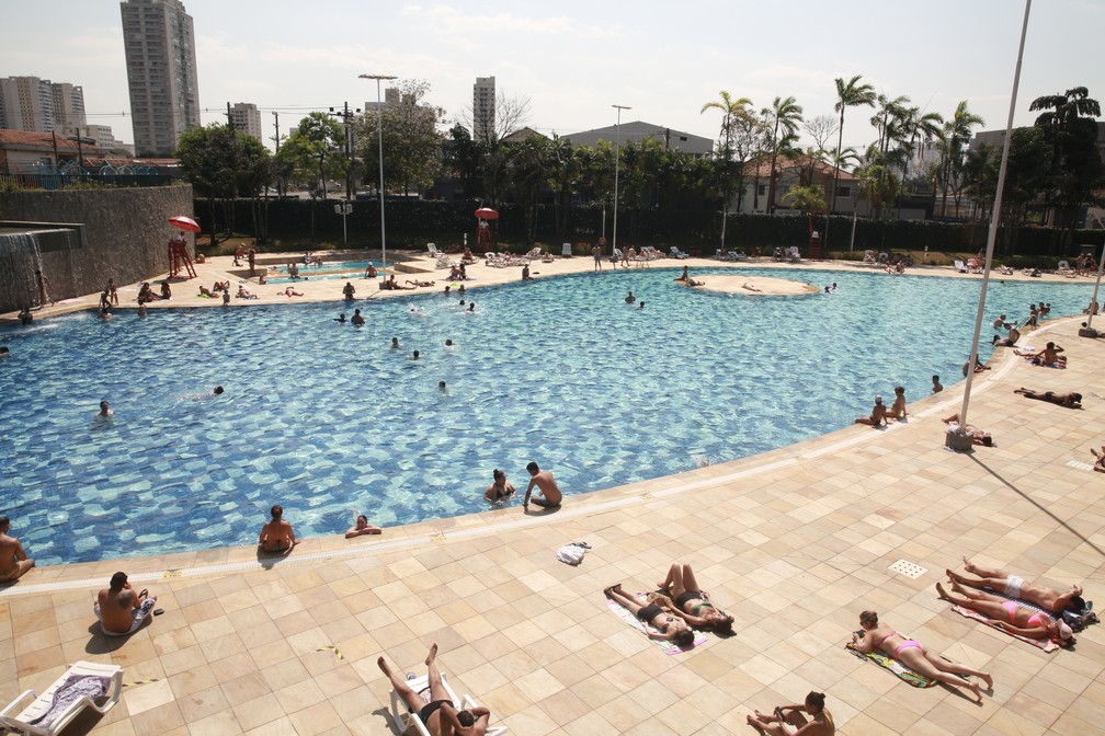 Pessoas curtindo a piscina do Sesc Belenzinho, nesta quarta-feira (23) — Foto: Celso Tavares/g1