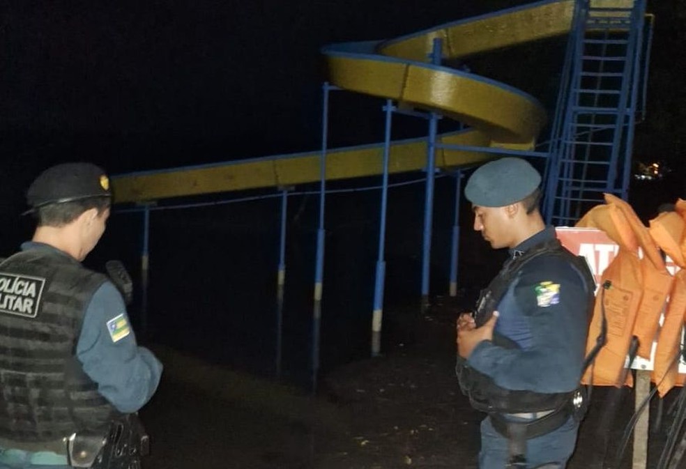 Policiais militares isolaram a área onde o corpo ficou até a chegada do IML — Foto: Rute de Azevedo