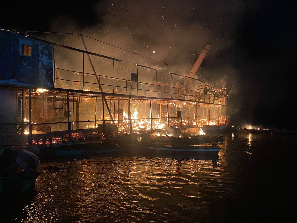 Incêndio atingiu embarcação no Rio São Francisco na Bahia — Foto: GAZETA5
