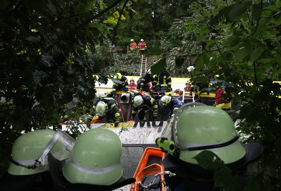 Equipes de resgate trabalham no local onde trem descarrilou na Alemanha — Foto: Thomas Warnack / DPA / AFP