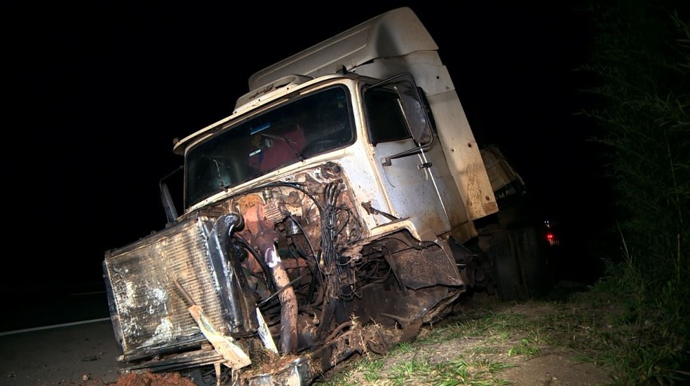 Caminhão carregado com chapas de aço ficou destruído após bater de frente com carro na Rodovia SP-104 em São Pedro — Foto: Reprodução/EPTV