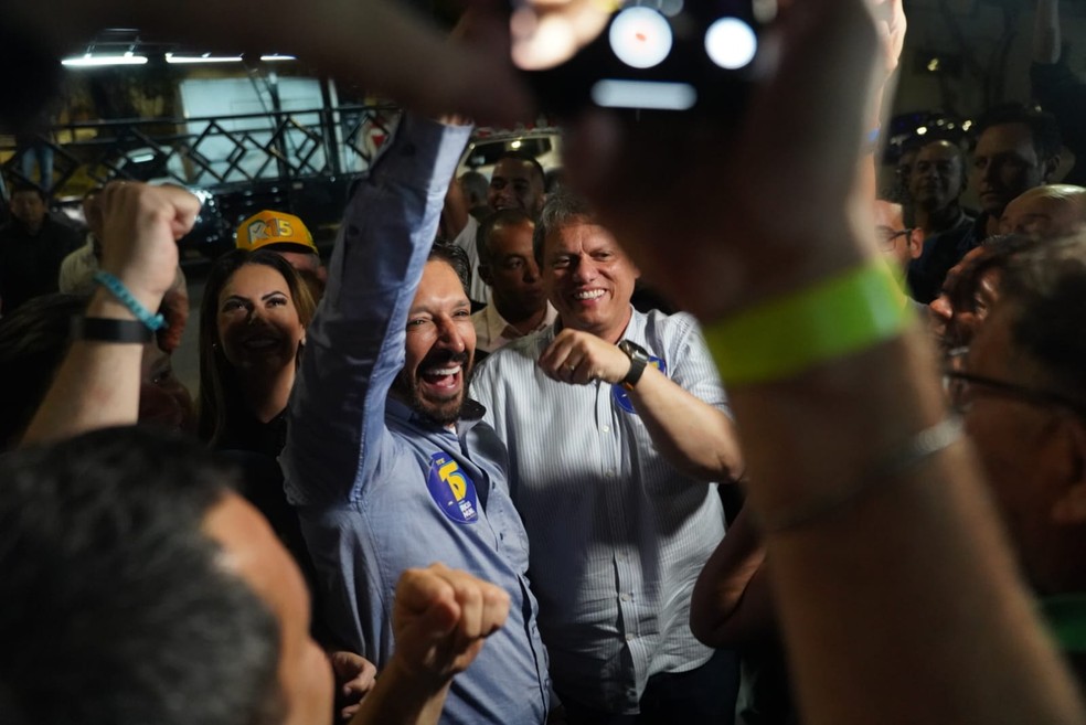 Nunes comemora com Tarcísio ida ao segundo turno — Foto: Fábio Tito/g1