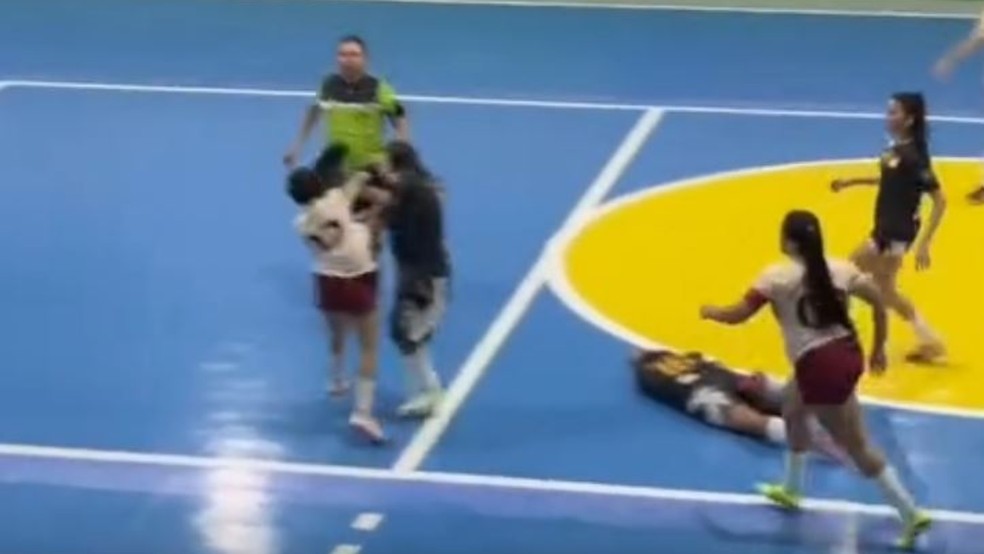 Após chutar adversária, jogadora ainda deu murro na atleta que tentou defender a amiga de time. — Foto: Reprodução