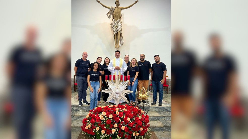 Padre junto com os voluntário da Paróquia São Judas Tadeu em Catanduva (SP) — Foto: Divulgação / Paróquia São Judas Tadeu em Catanduva