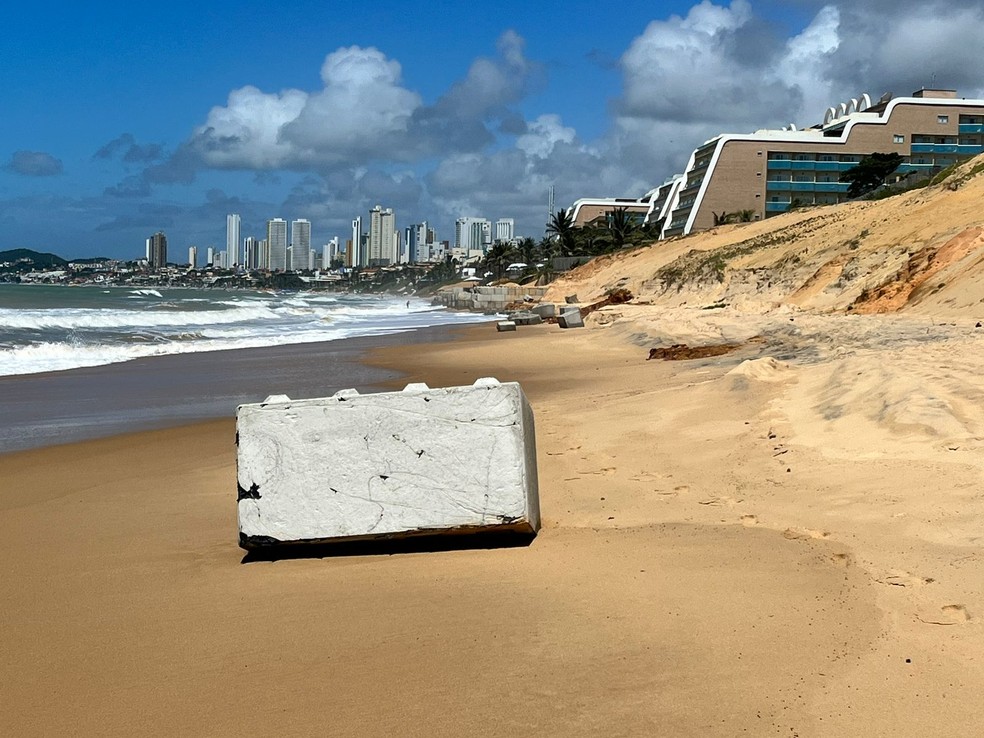 Blocos de concreto do enrocamento espalhados na praia da Via Costeira em Natal — Foto: Vinícius Marinho/Inter TV Cabugi