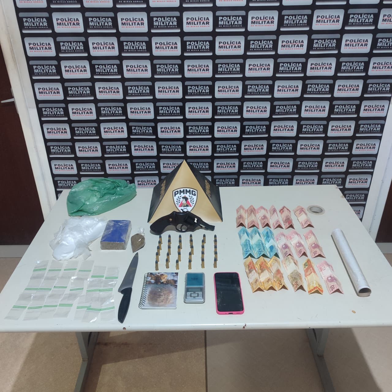 Cercado pela PM e ferido após pular muros com cacos, homem acaba preso por tráfico e posse ilegal de arma 