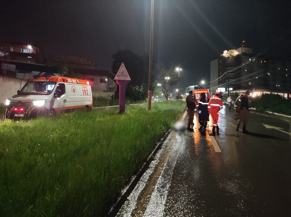 Motociclista perde controle da moto, cai e morre em acidente na Avenida JK em Patos de Minas