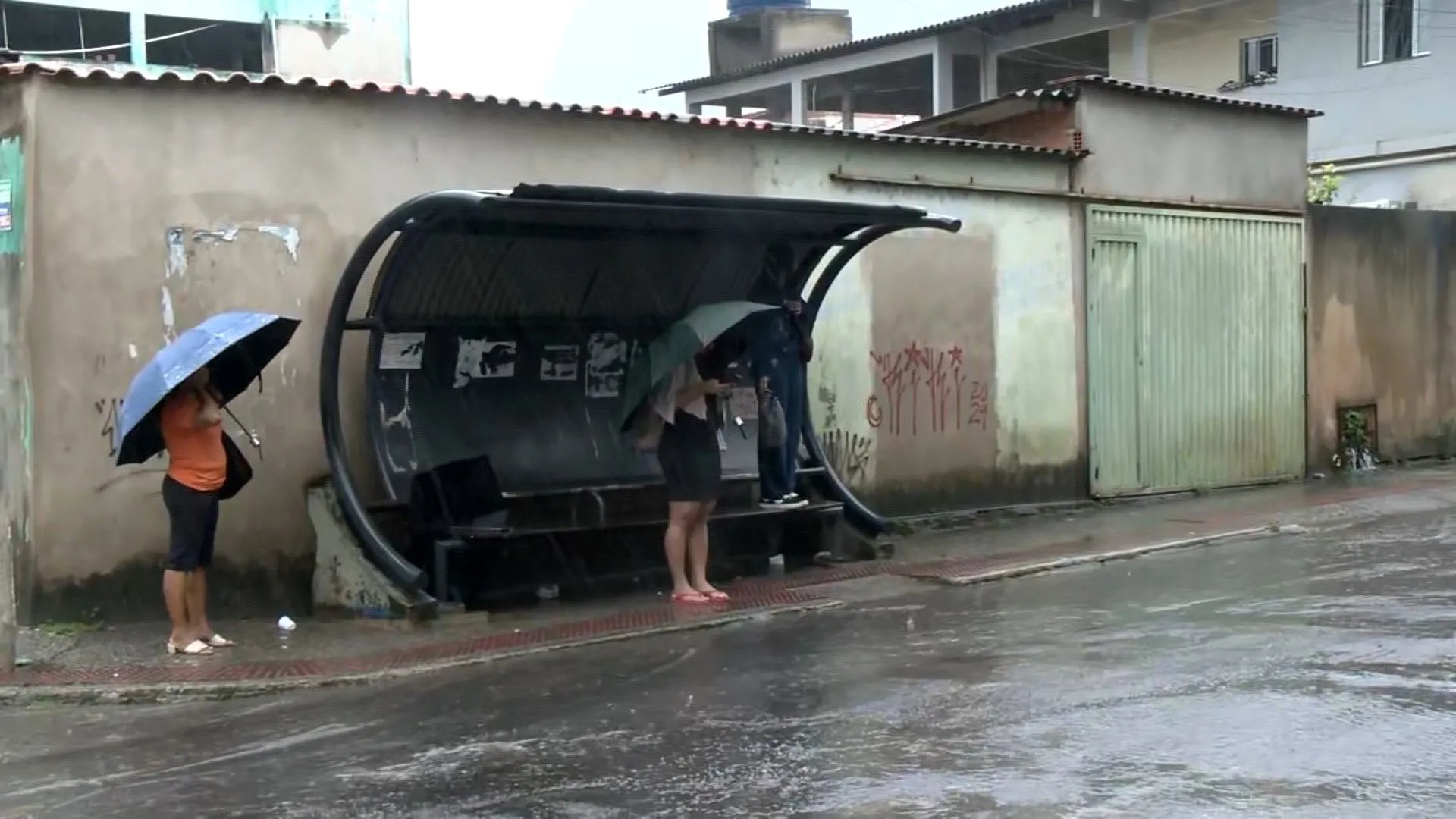 Uma pessoa morre e duas ficam feridas após homens passarem atirando em ponto de ônibus na Serra