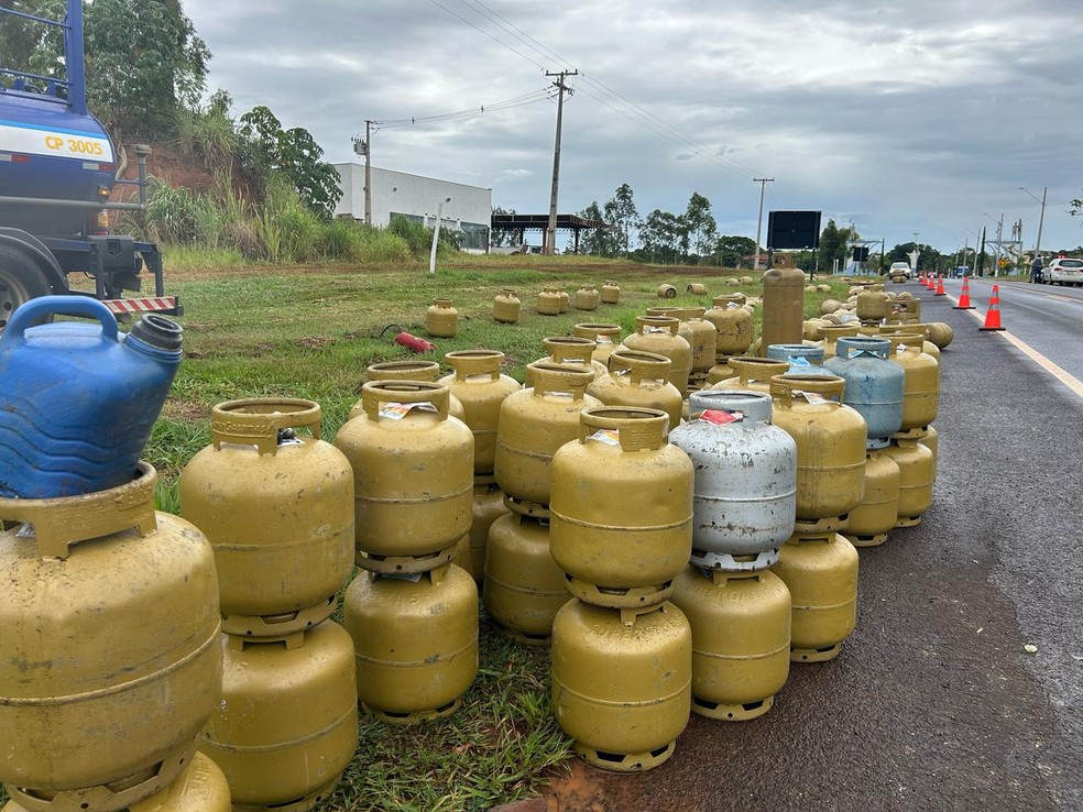 Caminhão carregado com 220 botijões de gás tombou em estrada vicinal — Foto: Renato Campanari/TV Fronteira