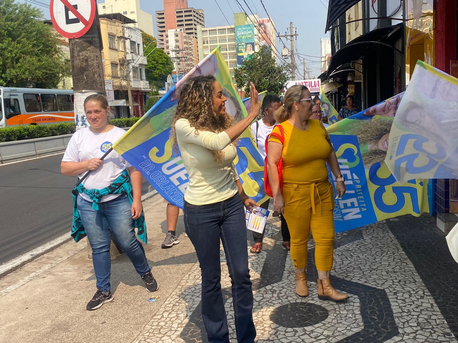 Candidata à reeleição, Suéllen Rosim caminha pela Avenida Rodrigues Alves e discute falta d'água com moradores