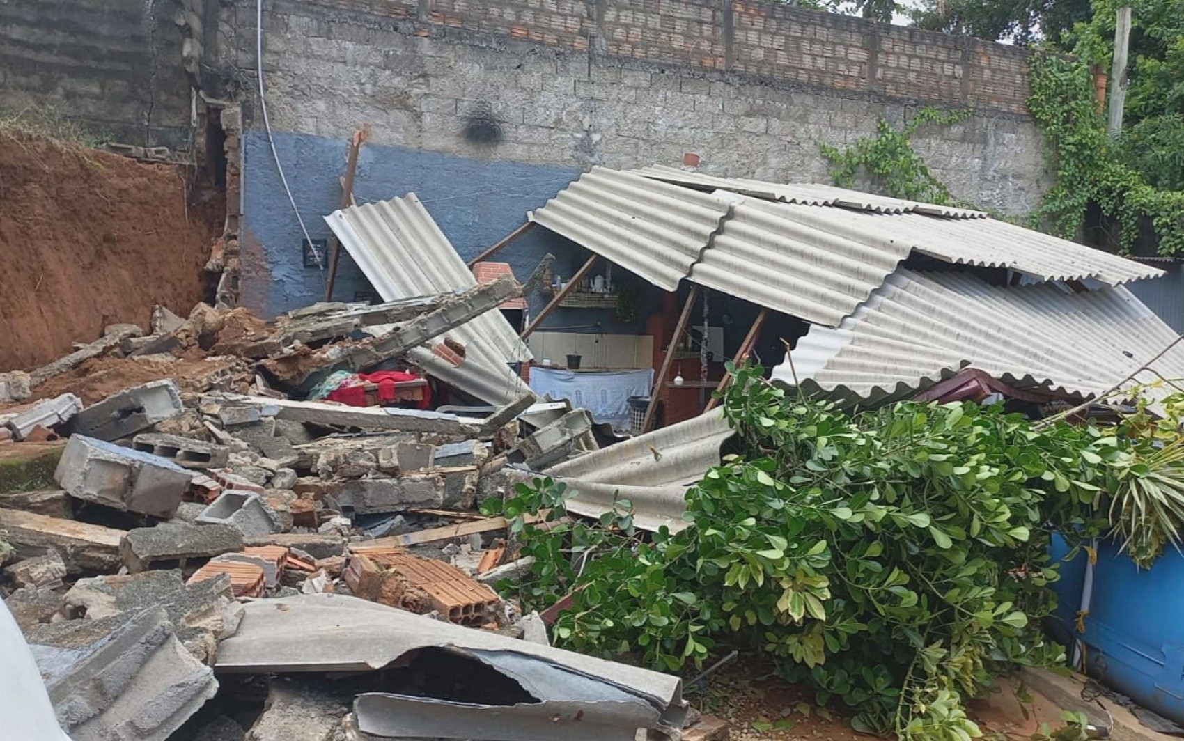 Empresário tem escoriações após ficar embaixo de escombros em queda de muro em MG: 'Pensando no que poderia ter acontecido'