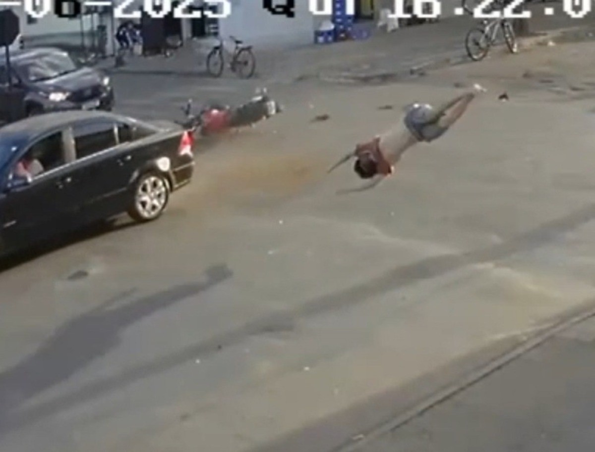 VÍDEO: Menor 'voa' por cima de carro após batida enquanto fugia de moto em alta velocidade