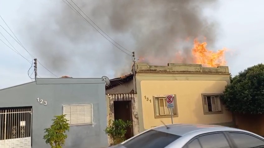 Idosos são resgatados após incêndio em residência em Ourinhos; vídeo