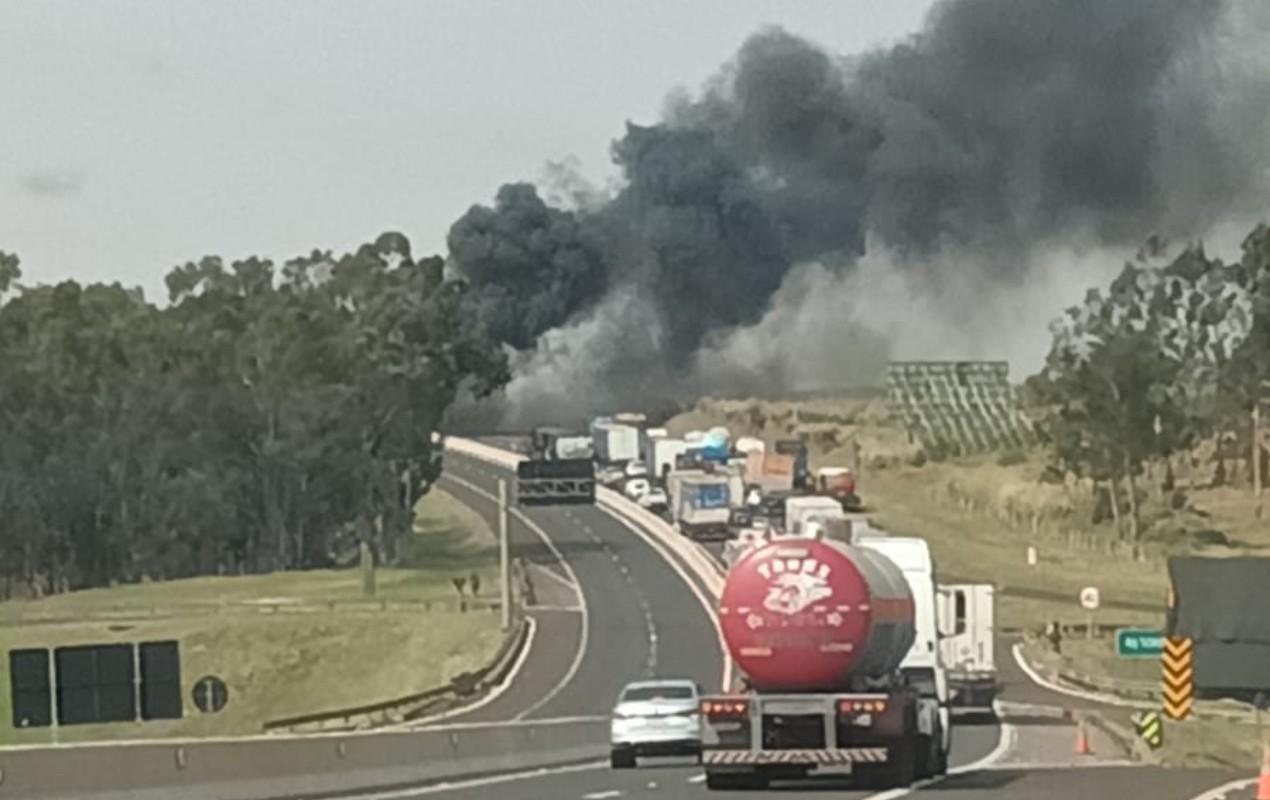 Incêndios em veículos causam congestionamentos em rodovias do centro-oeste paulista