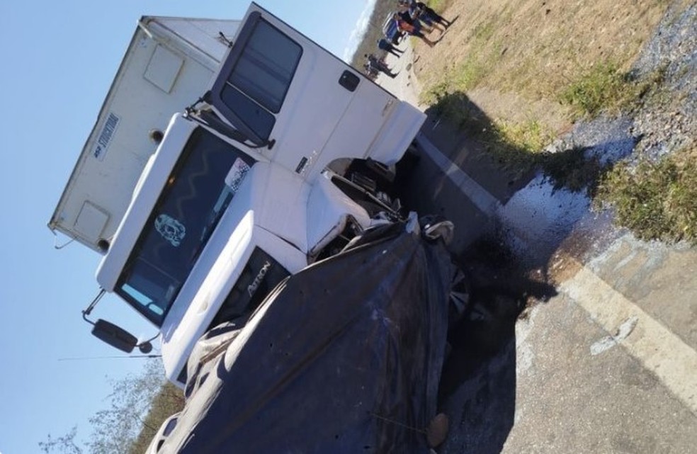 Acidente entre carro e caminhão deixa cinco pessoas mortas em Dormentes — Foto: Reprodução/ Redes Sociais