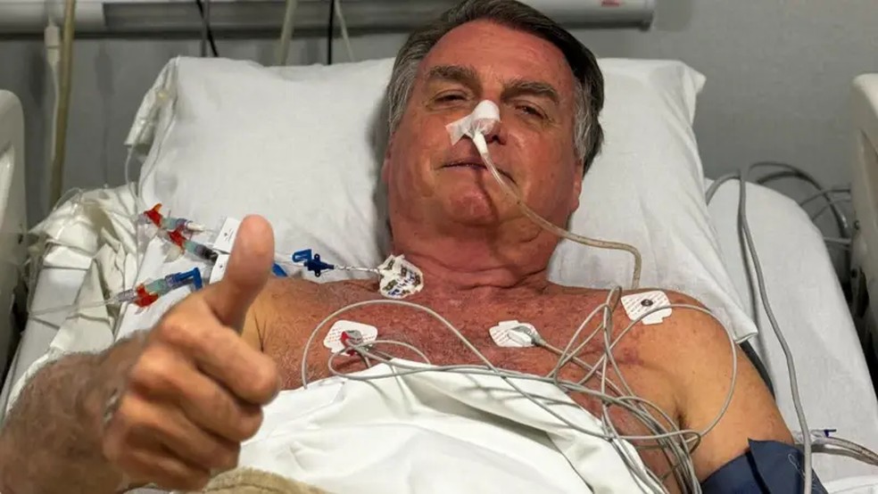 O ex-presidente Jair Bolsonaro passou por 6 cirurgias desde o atentado em 2018 — Foto: Reuters via BBC