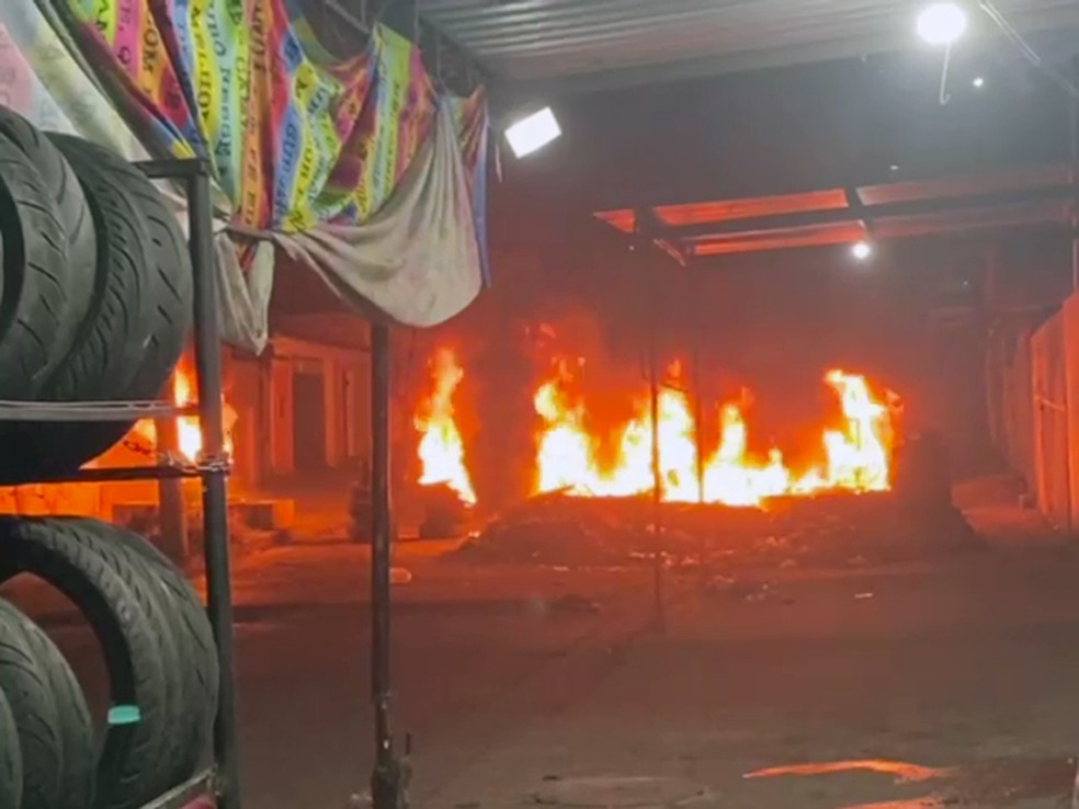 Barricada em chamas no Alemão — Foto: Reprodução/TV Globo