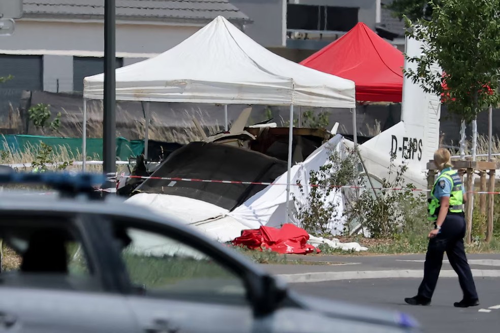 Equipes de resgate trabalham no local da queda de um avião em Tomblaine, no nordeste da França, neste domingo (28). O acidente matou as 11 pessoas que estavam a bordo da aeronave. — Foto: REUTERS/Christian Hartmann