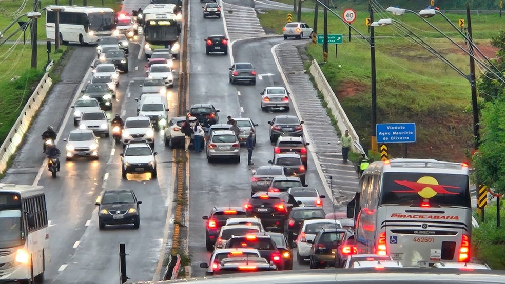 2 de 3
Fluxo de ve&iacute;culos ficou prejudicado ap&oacute;s a sequ&ecirc;ncia de acidentes em Botucatu &mdash; Foto: Acontece Botucatu/ Reprodu&ccedil;&atilde;o