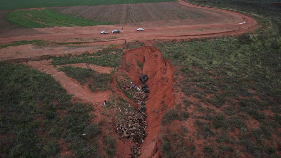 Erosões estão sendo usadas para descarte de lixo — Foto: TV Anhanguera