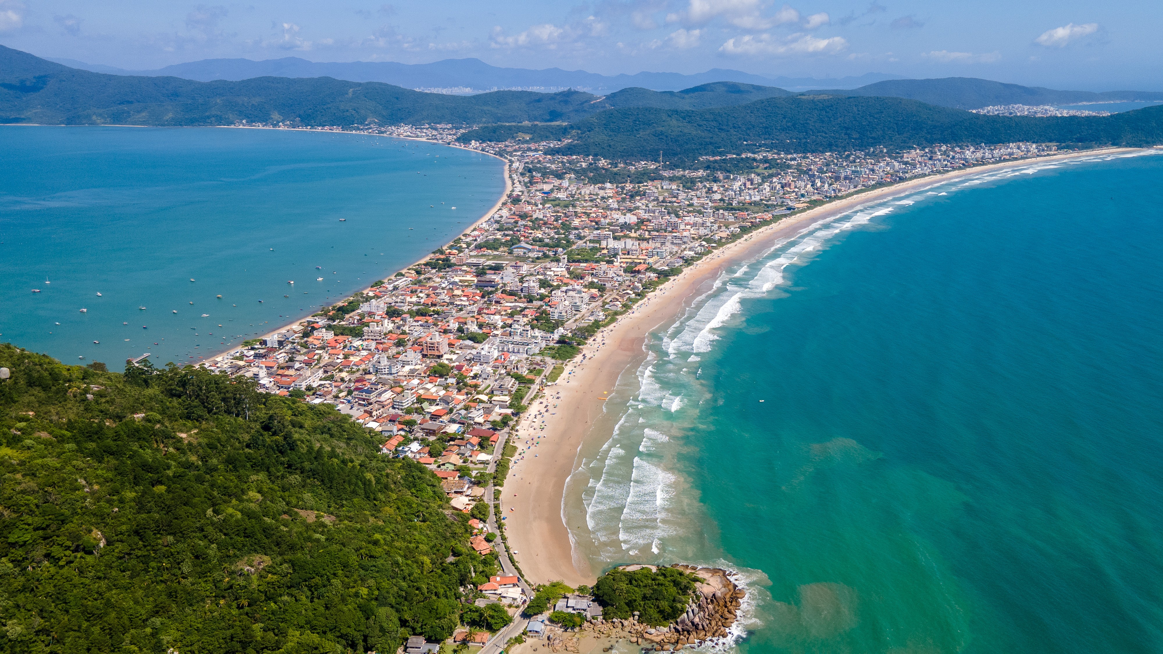 Turismo de massa, desafio em dobro em Bombinhas: paraíso de SC tem corrida para conciliar crescimento, preservação e metas de saneamento