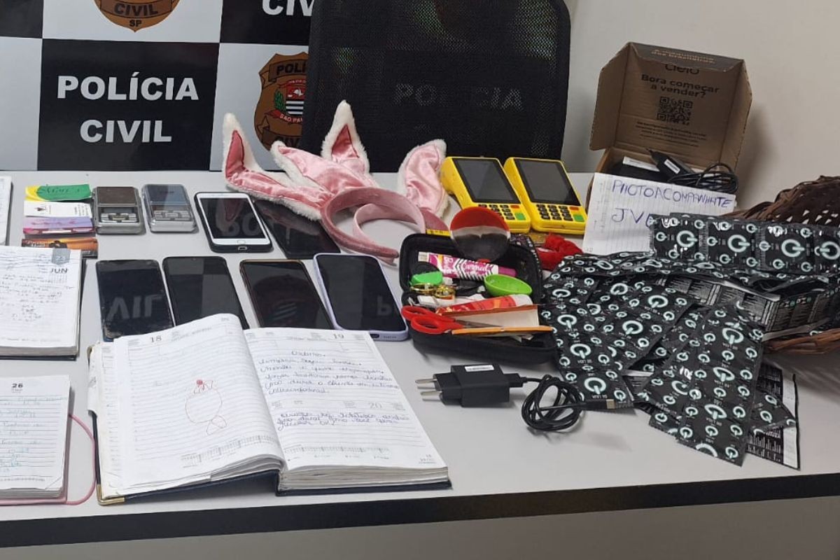 Jovem é presa por comandar casa de exploração sexual com menores em Praia Grande, SP