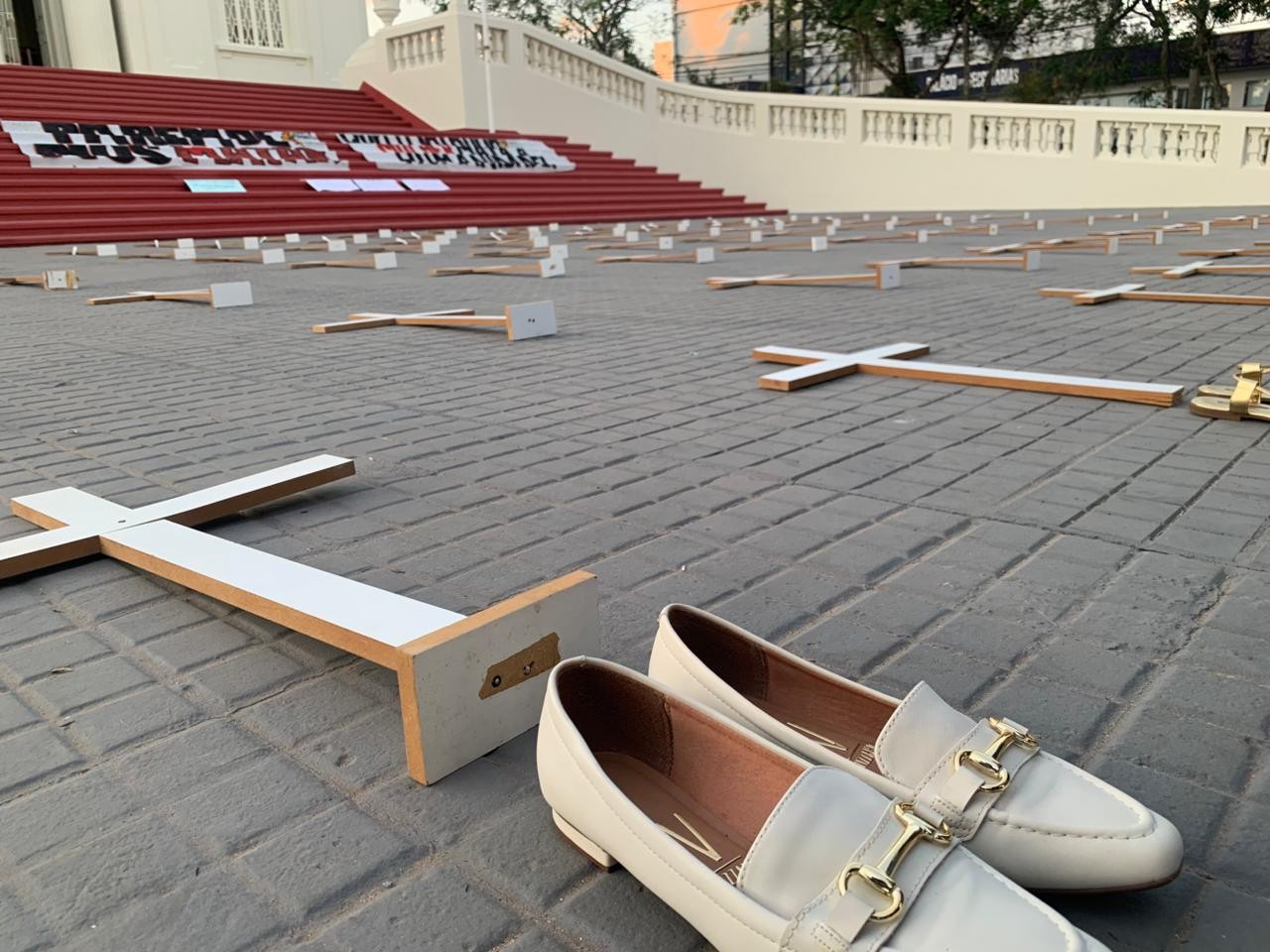 Manifestantes espalham cruzes em lembrança a vítimas de feminicídio durante ato no AC: 'Parem de nos matar'

