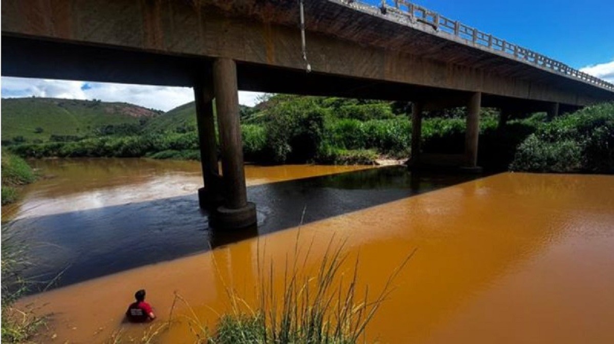 Buscas por idoso que caiu no Rio Glória após acidente na BR-116 entram no 3º dia