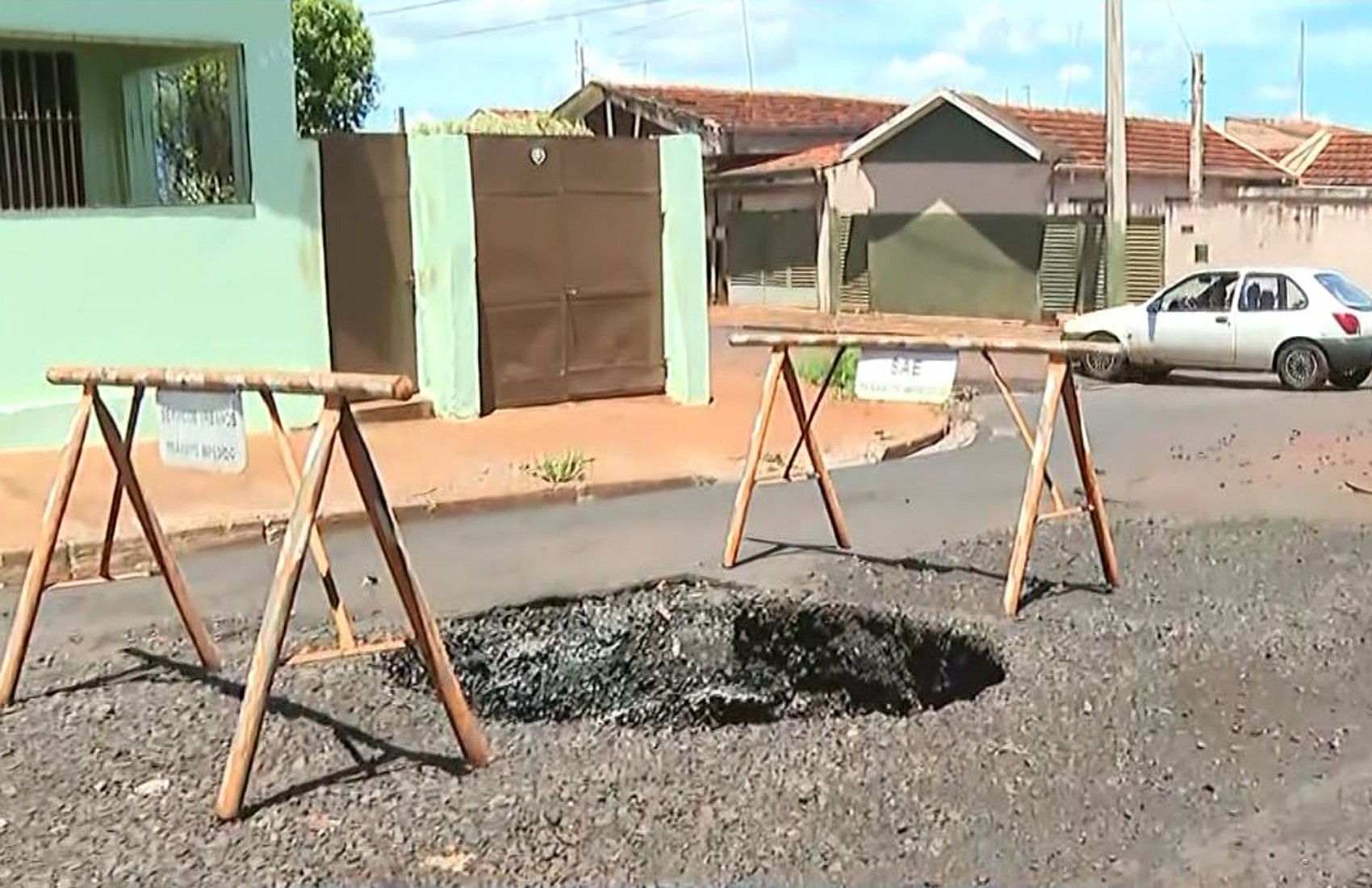 Rua com cratera em São Joaquim da Barra, SP, tem novo buraco gigante