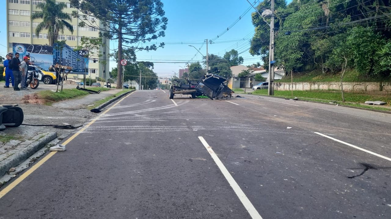 Carro parte no meio e cinco jovens e adolescentes são ejetados e ficam feridos em acidente em Curitiba