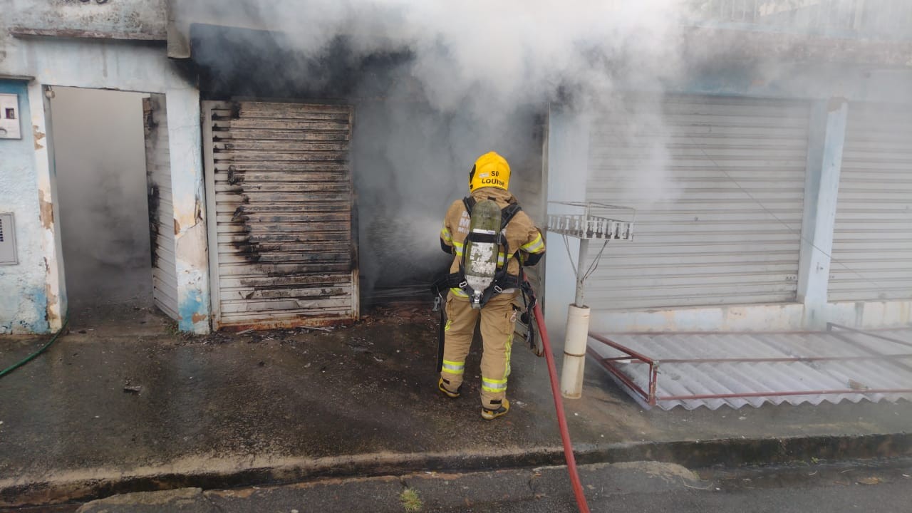 Carro pega fogo em garagem e idoso é resgatado pelos Bombeiros em Poços de Caldas; casa também é destruída por incêndio em Varginha