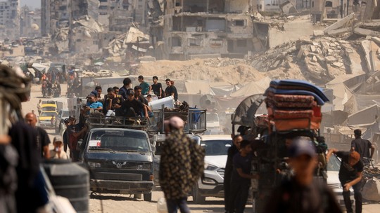 Israel diz que atuará com 'maior contundência' na Cidade de Gaza e joga panfletos com ordens de evacuação; moradores protestam - Exército israelense ordenou evacuação em massa da maior cidade da Faixa de Gaza, o que causou pânico e protestos entre os moradores. Israel prepara ampla operação terrestre contra o grupo terrorista Hamas no local.