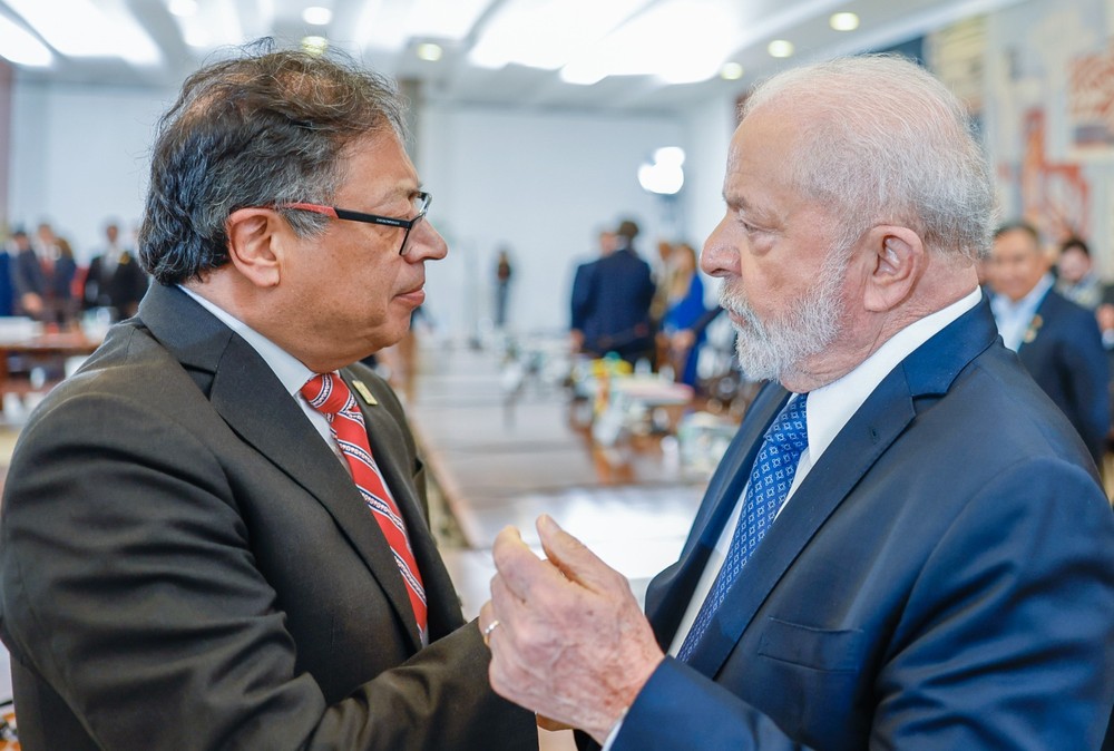 Lula conversa com Gustavo Petro após interrupção da transição de poder na Colômbia
