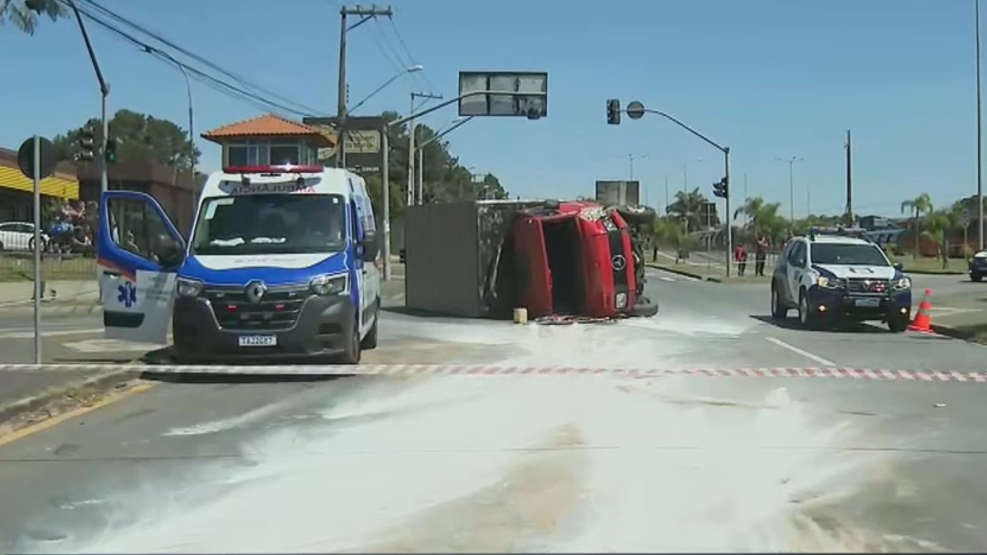 Adolescente morre após ser ejetado em acidente e duas toneladas de vidro moído tombar sobre ele em Curitiba