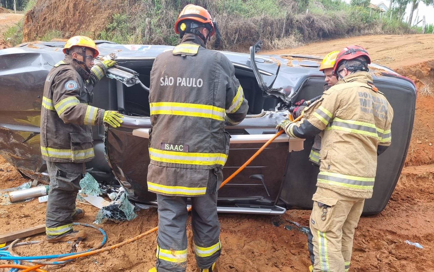 Motorista fica preso dentro de veículo após capotar carro em Albertina, MG