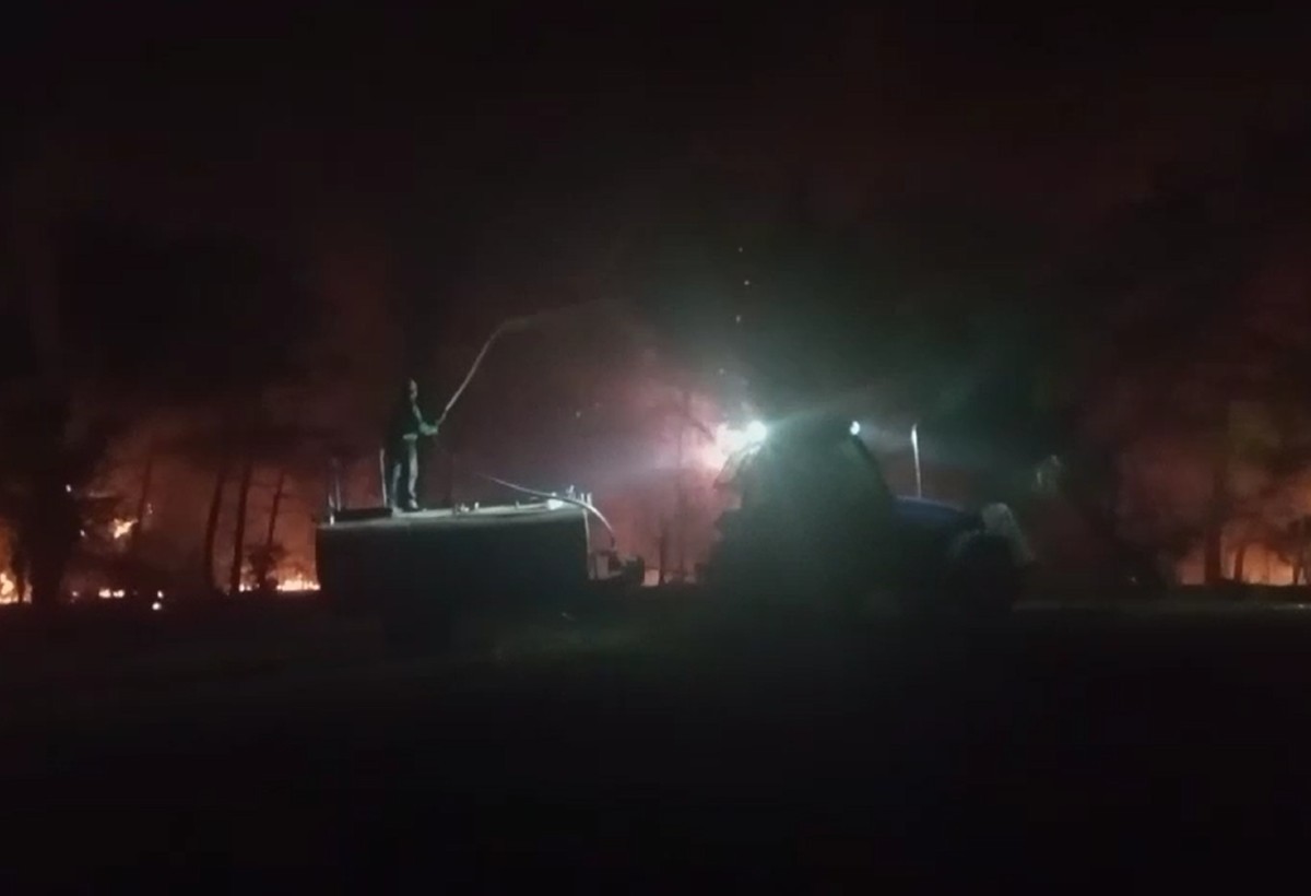Equipes passam a noite combatendo fogo que já queimou 3 mil hectares de parque em MS