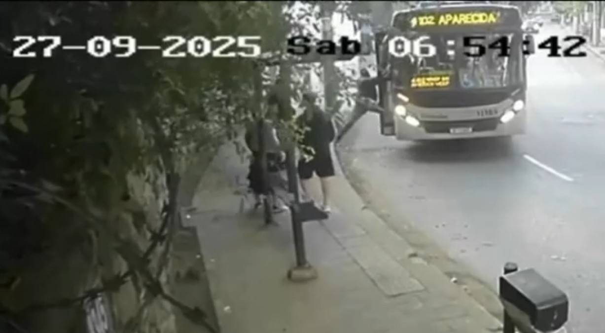Homem morre após ser esfaqueado e jogado para fora de ônibus em BH; vídeo mostra confusão