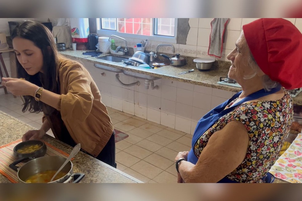 Thais Libni e Maria Helena provando Vori-vori em Campo Grande — Foto: Débora Ricalde/TV Morena