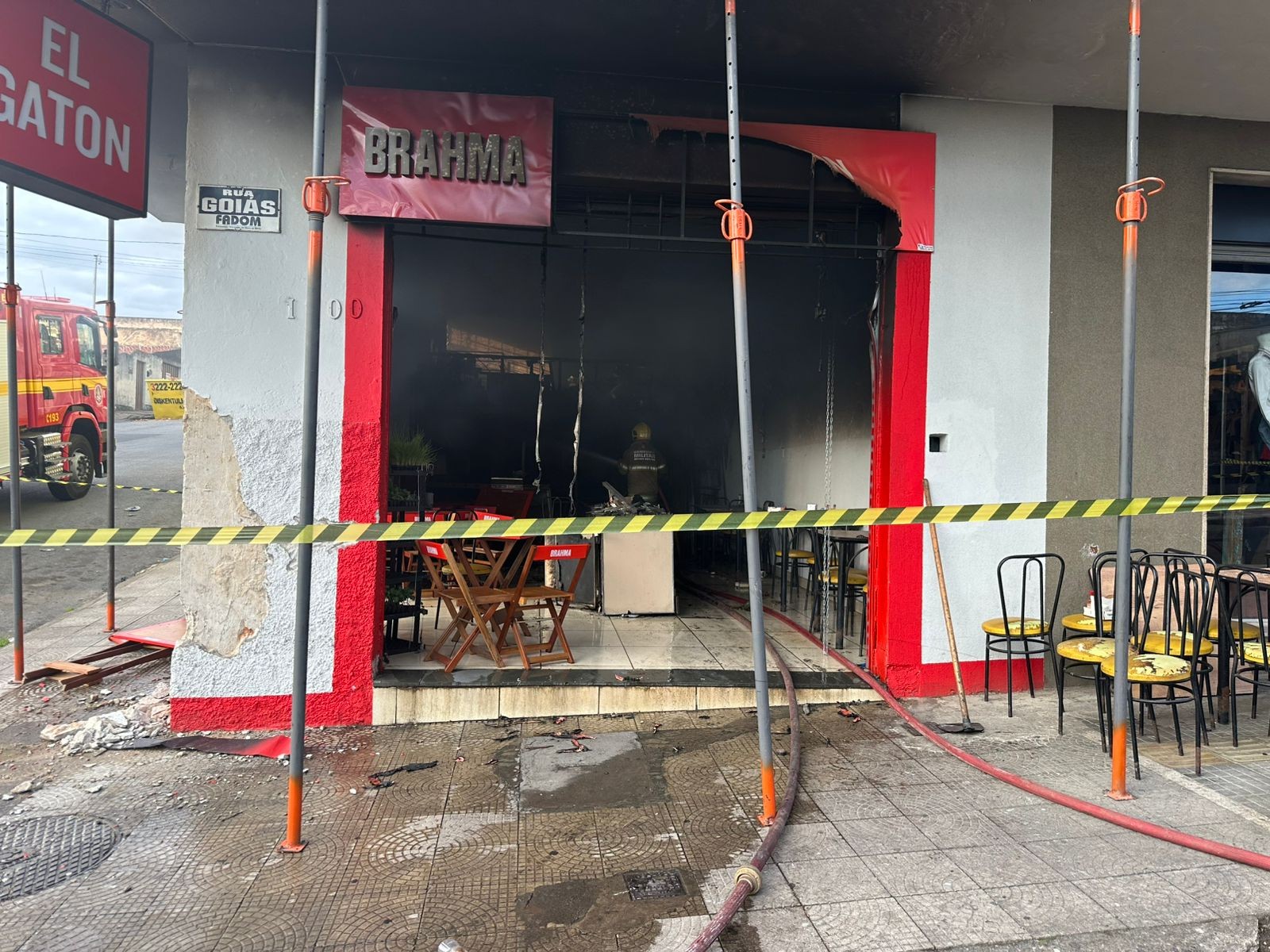 Donos tentam conter incêndio, mas fogo se espalha em bar no bairro Santo Antônio, em Divinópolis