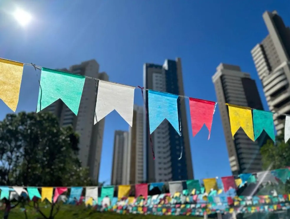 Bandeirinhas de festa junina enfeitando Quintal Sesc, no Shopping Campo Grande. — Foto: Reprodução