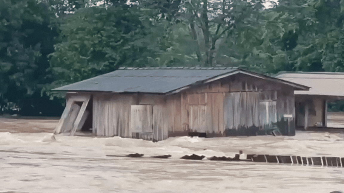 VÍDEO: casa é arrastada por enxurrada, ponte cai e ruas são interditadas após temporal em MT