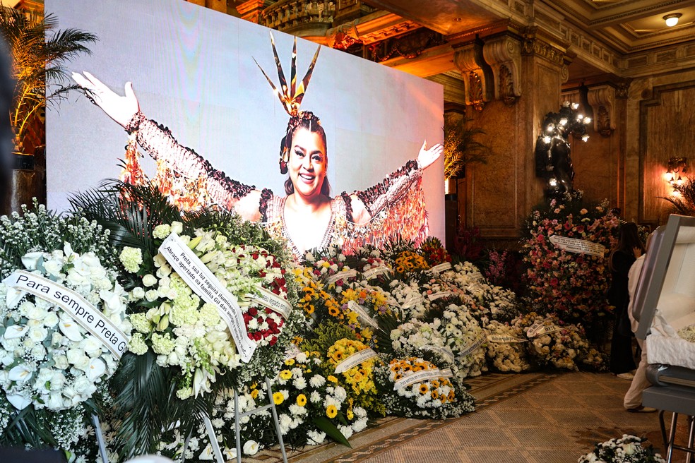 Coroa de flores de familiares e amigos no velório de Preta Gil. — Foto: Victor Chapetta - Agnews