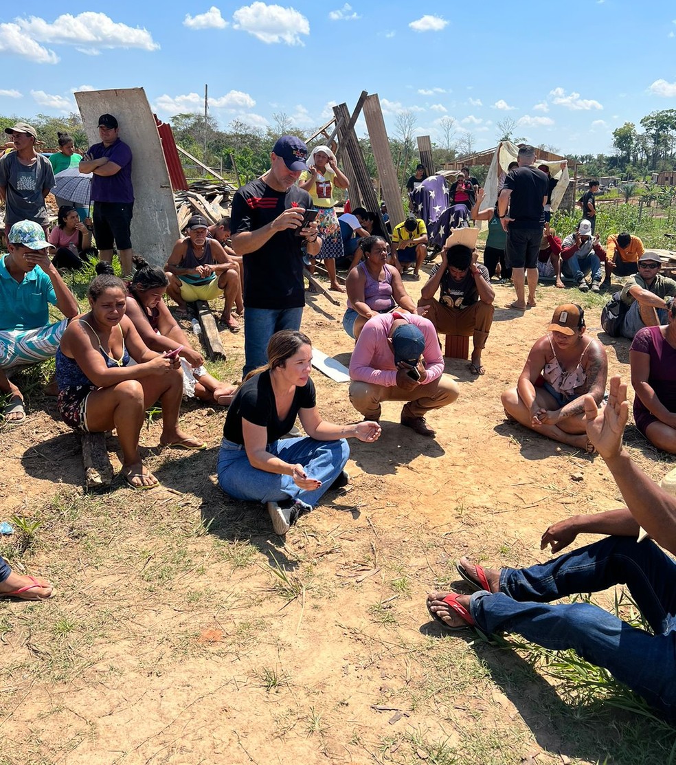Marfisa Galvão sentou no chão com moradores que são retirados de área de invasão — Foto: Stefany Lima/Arquivo pessoal
