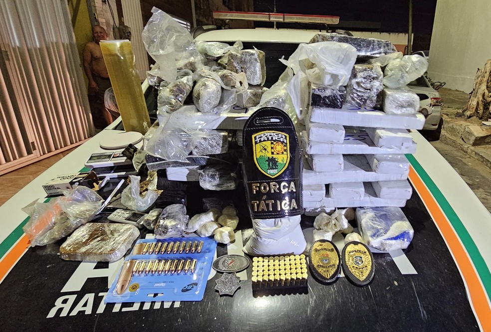 Mais de 30 quilos de drogas foram apreendidos em casa na cidade de Caucaia. — Foto: Polícia Militar/ Divulgação