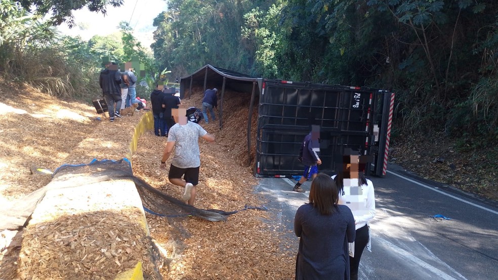 Caminhão carregado com serragens tomba na Serra das Araras, em Piraí — Foto: Polícia Rodoviária Federal