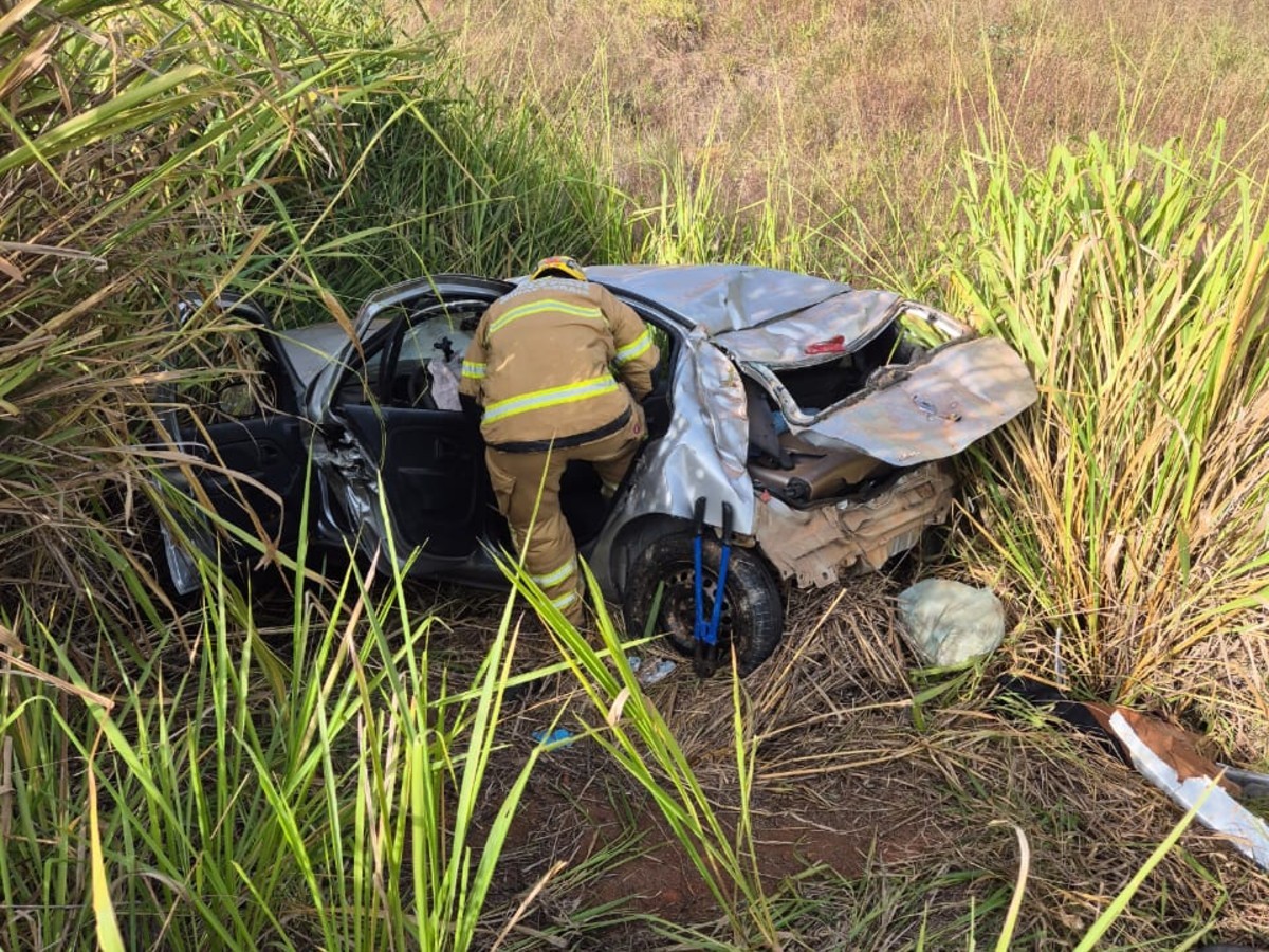 Motorista morre e passageira fica ferida após carro capotar e cair em ribanceira na BR-354, em Campos Altos