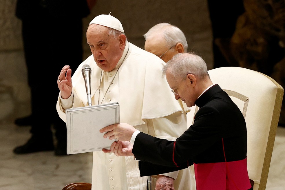 Papa Francisco fala durante a audiência do Jubileu na sala Paulo VI no Vaticano, em 1º de fevereiro de 2025. — Foto: REUTERS/Ciro De Luca