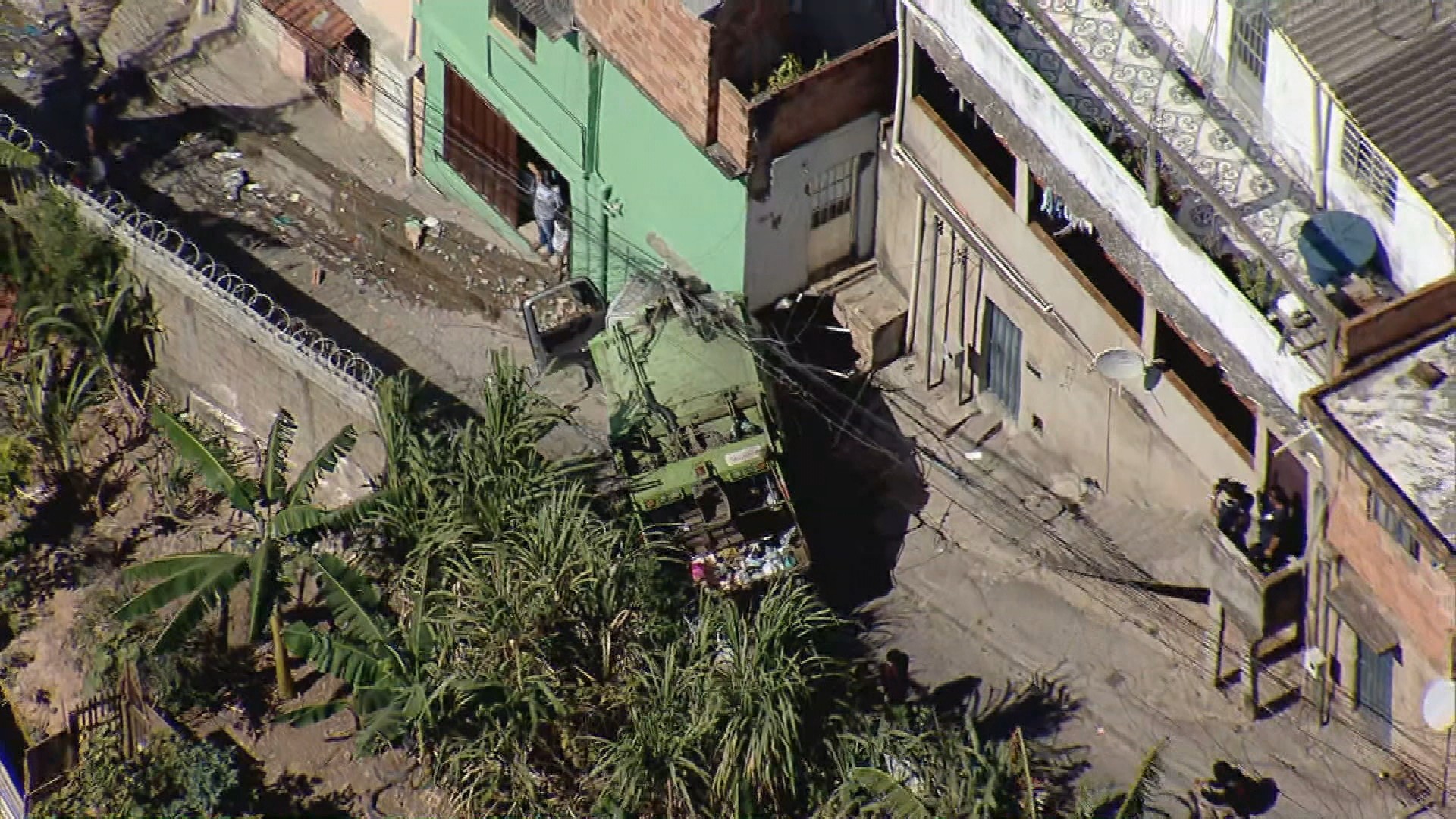 Caminhão de lixo desgovernado atinge casa em BH